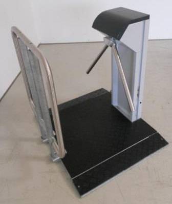 Двухштанговый турникет Gotschlich Compact 2-Arm на мобильной платформе Двухштанговый турникет Gotschlich Compact 2-Arm на мобильной платформе