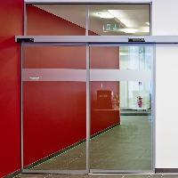 Автоматическая раздвижная дверь dormakaba TST FLEX, одностворчатая телескопическая, с сенсором M-507 и радаром