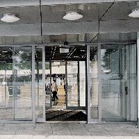 Автоматическая раздвижная дверь dormakaba ST FLEX, двухстворчатая, с кнопкой K3