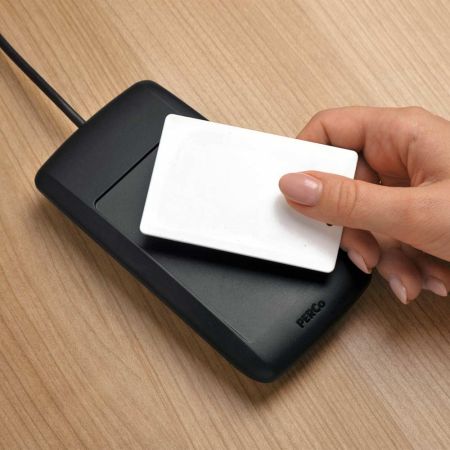 Настольный контрольный считыватель PERCo IR15.9 карт EMM/HID/MIFARE