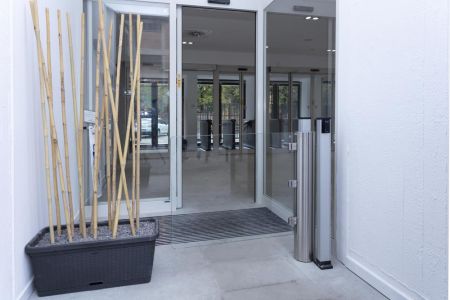 Моторизованная калитка Magnetic mSwing с стеклянной створкой 994x1000 мм