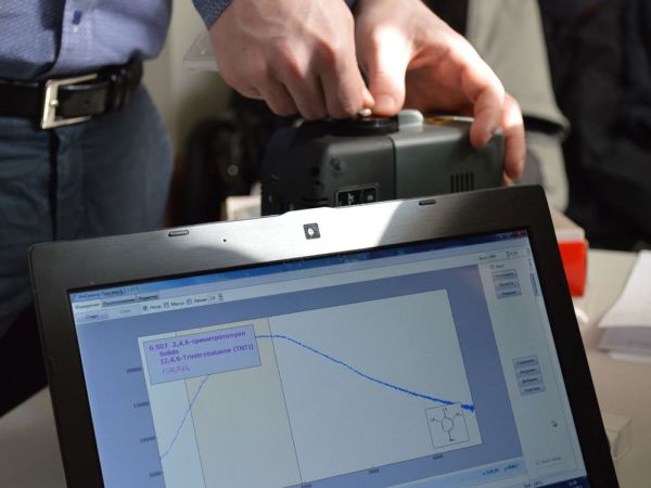 Портативный рамановский анализатор химических веществ и материалов ХимЭксперт