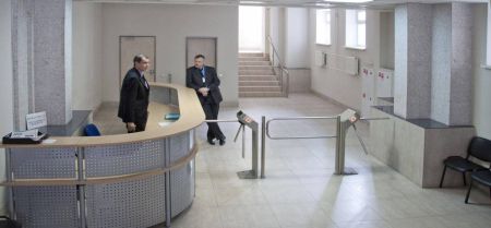 Турникет-трипод PERCo-TTR-04.1R из окрашенной стали, светло-бежевый (с планками)