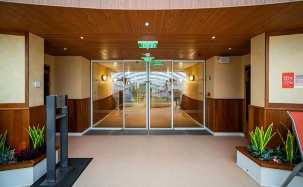 Автоматическая раздвижная дверь dormakaba ST FLEX, одностворчатая