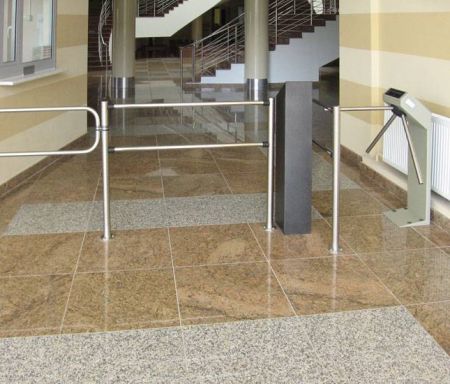 Турникет-трипод PERCo-TTR-04.1E из окршенной стали, черный с блестками (с планками)