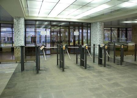 Турникет-трипод PERCo-TTR-04.1E из окршенной стали, черный с блестками (с планками)