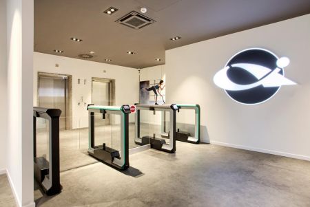 Распашной двухпроходной турникет Magnetic mWing с закаленными створками 600 мм