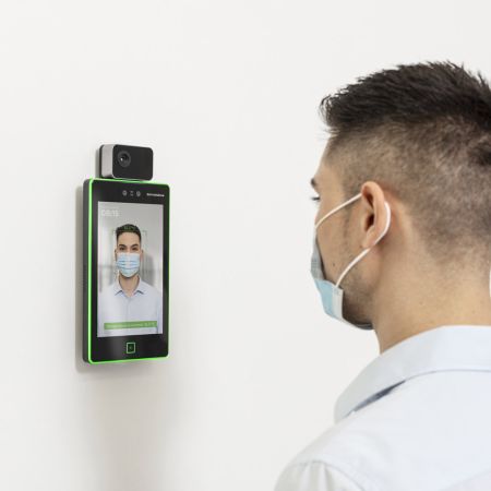 Биометрический терминал dormakaba 9160 по распознаванию лиц и измерению температуры