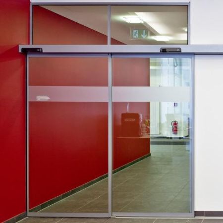 Автоматическая раздвижная дверь dormakaba TST FLEX, одностворчатая телескопическая, с сенсором M-507 и радаром