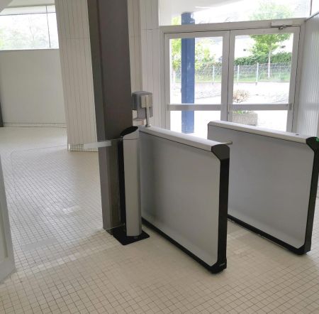 Моторизованная калитка Magnetic mSwing с стеклянной створкой 994x1000 мм