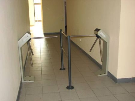 Турникет-трипод PERCo-TTR-04.1G из окрашенной стали, темно-серый (с планками)