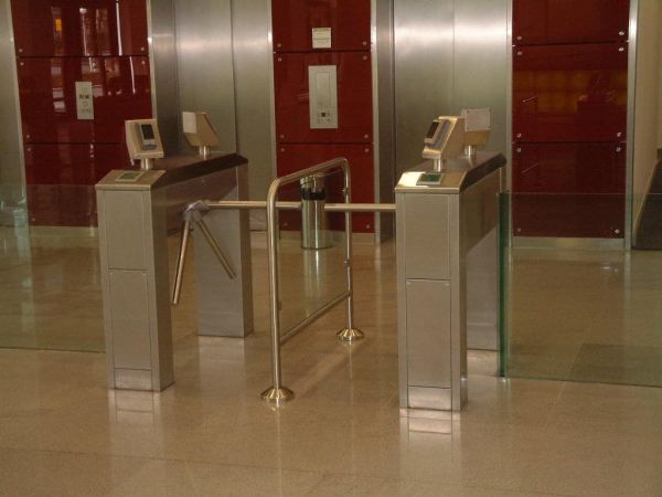 Трехштанговый тумбовый турникет-трипод Gotschlich Modul Cross 3-Arm Трехштанговый тумбовый турникет-трипод Gotschlich Modul Cross 3-Arm