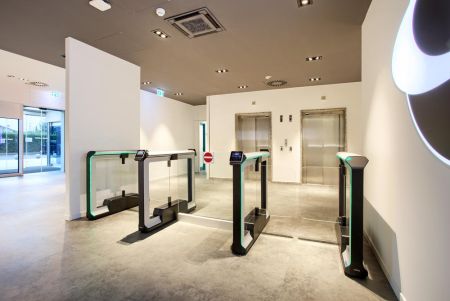 Распашной двухпроходной турникет Magnetic mWing с закаленными створками 600 мм